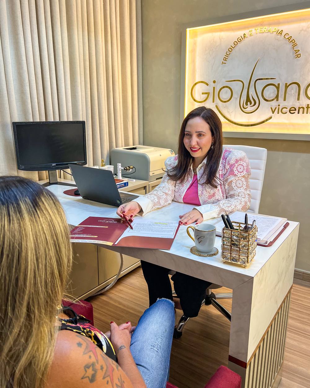 Giovana Vicentini durante consulta com paciente