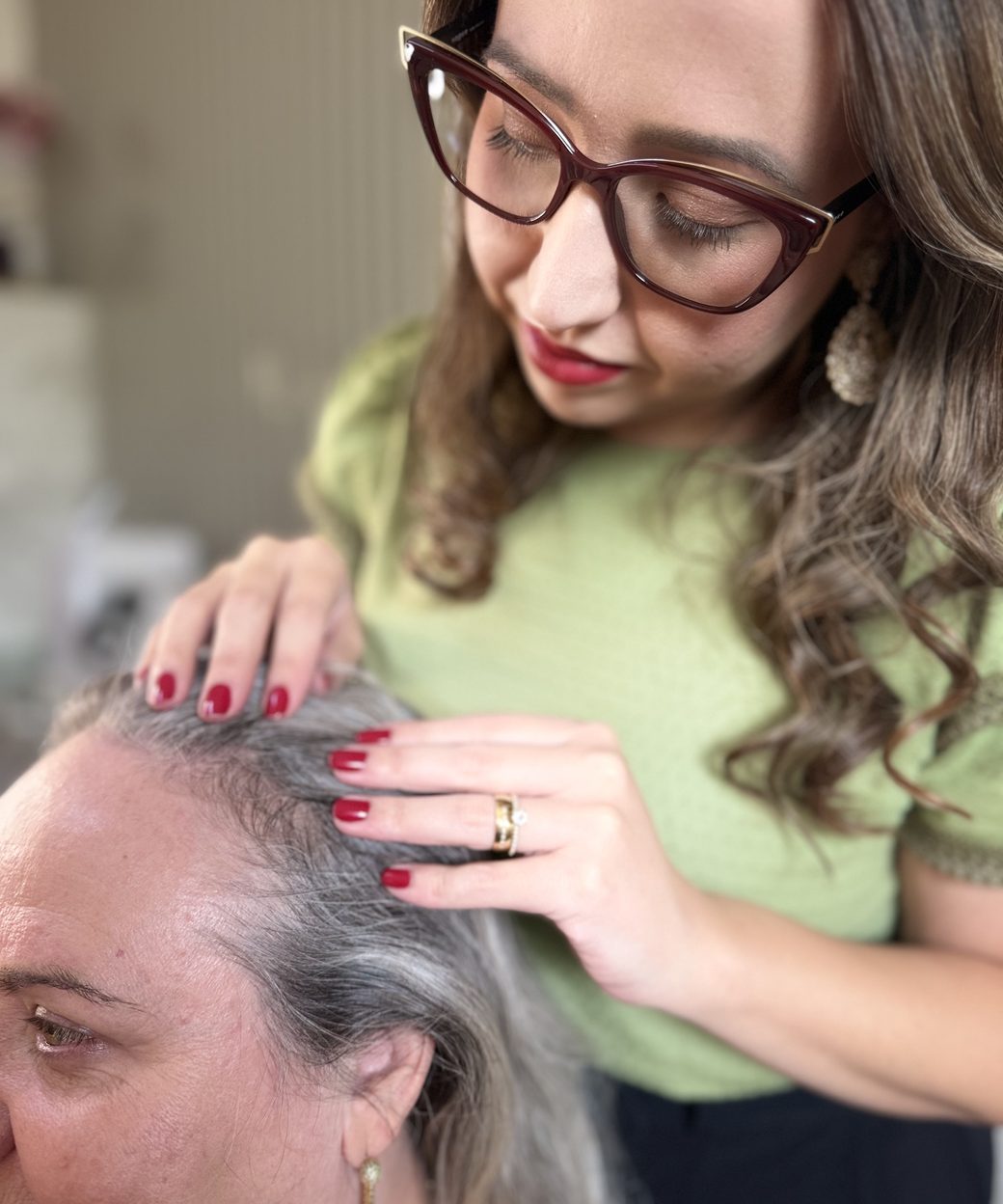 Giovana Vicentini avaliando o couro cabeludo de uma paciente