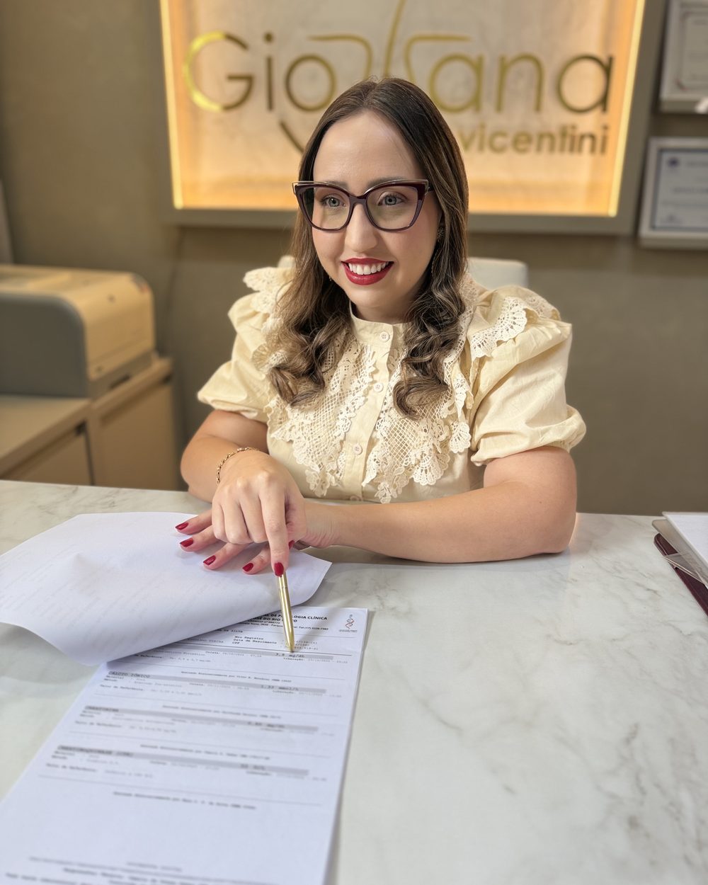 Giovana Vicentini analisando exames na clínica